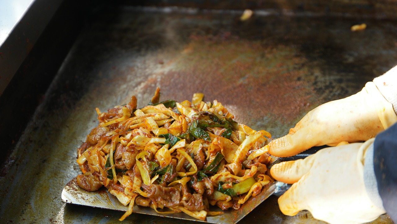 How to Find Halal Food While Traveling